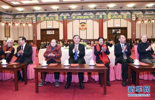 1月16日，全国政协在政协礼堂举行已故知名人士的夫人2019年春节茶话会，大家欢聚一堂，畅叙友情，共贺新春。中共中央政治局常委、全国政协主席汪洋出席茶话会。 新华社记者燕雁摄