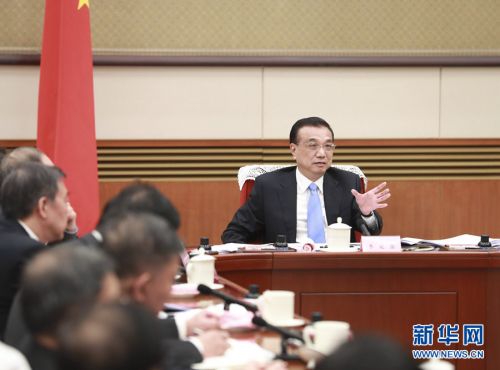 1月17日，中共中央政治局常委、国务院总理李克强在北京主持召开座谈会，听取各民主党派中央、全国工商联负责人和无党派人士代表对《政府工作报告（征求意见稿）》的意见建议。 中共中央政治局常委、国务院副总理韩正出席。新华社记者 庞兴雷 摄