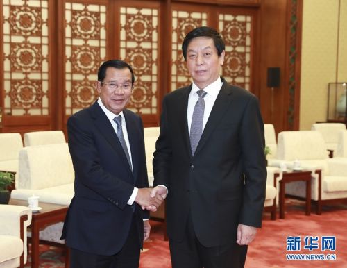　1月22日，全国人大常委会委员长栗战书在北京人民大会堂会见柬埔寨首相洪森。 新华社记者 庞兴雷 摄
