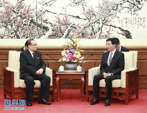 1月23日至30日，朝鲜友好艺术团在北京访问演出。这是1月29日，中共中央政治局常委、中央书记处书记王沪宁会见朝鲜友好艺术团团长、朝鲜劳动党中央政治局委员、中央副委员长、国际部部长李洙墉等朝鲜友好艺术团主要成员。 新华社记者 庞兴雷 摄