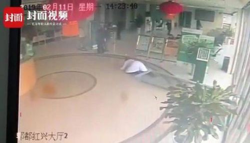 成都一银行大门突然倒下砸倒行人?工作人员:正处理 成都一银行大门突然倒下砸倒行人?工作人员:正处理