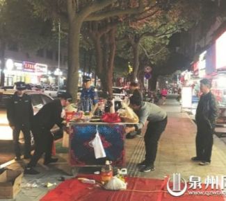  烧烤摊店主当街宰羊又烧烤 执法人员劝阻玩“躲猫猫”