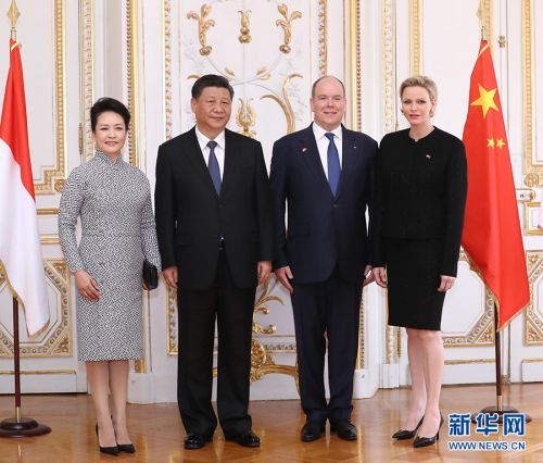 3月24日，国家主席习近平同摩纳哥亲王阿尔贝二世举行会谈。这是习近平和夫人彭丽媛同阿尔贝二世亲王夫妇合影。 新华社记者 鞠鹏 摄