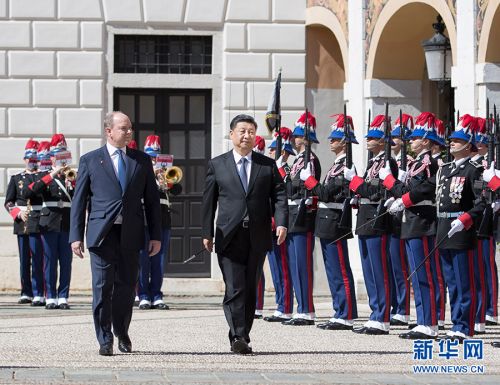3月24日，国家主席习近平同摩纳哥亲王阿尔贝二世举行会谈。会谈前，阿尔贝二世亲王为习近平举行隆重欢迎仪式。 新华社记者 王晔 摄