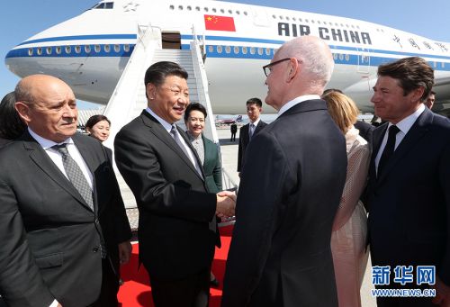 　　3月24日，国家主席习近平抵达法国尼斯，随后乘车前往摩纳哥，开始对摩纳哥公国进行国事访问。习近平和夫人彭丽媛在机场受到摩纳哥政府首脑、国务大臣泰尔，摩纳哥对外关系与合作大臣托内利热情迎接。法国外长勒德里昂也到机场迎接。 新华社记者 鞠鹏 摄