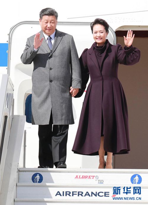 3月25日，国家主席习近平在巴黎爱丽舍宫同法国总统马克龙会谈。当日上午，习近平结束在尼斯的行程，乘专机离开尼斯赴巴黎，继续对法国进行国事访问。这是习近平和夫人彭丽媛抵达巴黎戴高乐机场。 新华社记者 丁林 摄