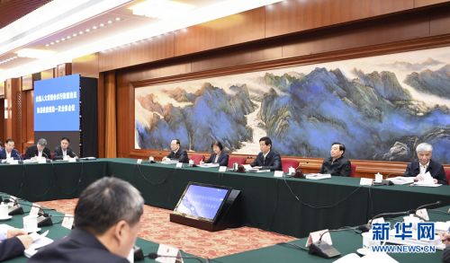 3月25日，全国人大常委会在北京召开水污染防治法执法检查组第一次全体会议，正式启动水污染防治法执法检查。中共中央政治局常委、全国人大常委会委员长栗战书主持会议并讲话。新华社记者 燕雁 摄