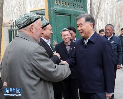 中共中央政治局常委、全国政协主席汪洋近日在新疆调研。这是3月21日，汪洋在喀什市艾提尕尔清真寺进行调研。 新华社记者刘卫兵摄