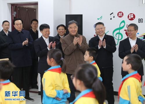 中共中央政治局常委、全国政协主席汪洋近日在新疆调研。这是3月22日，汪洋来到新疆生产建设兵团第三师图木舒克市44团中学调研。 新华社记者刘卫兵摄
