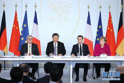 3月26日，国家主席习近平在巴黎同法国总统马克龙一道出席中法全球治理论坛闭幕式。德国总理默克尔、欧盟委员会主席容克应邀出席。 新华社记者 鞠鹏 摄