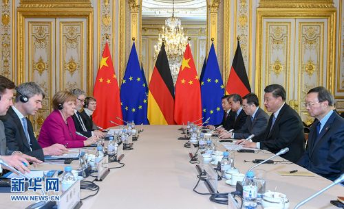 　3月26日，国家主席习近平在巴黎会见专程前来出席中法全球治理论坛闭幕式的德国总理默克尔。 新华社记者 谢环驰 摄