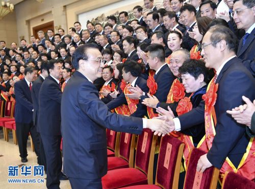 4月2日，第十四次全国民政会议在北京召开。中共中央政治局常委、国务院总理李克强会见与会代表并讲话。 新华社记者殷博古摄