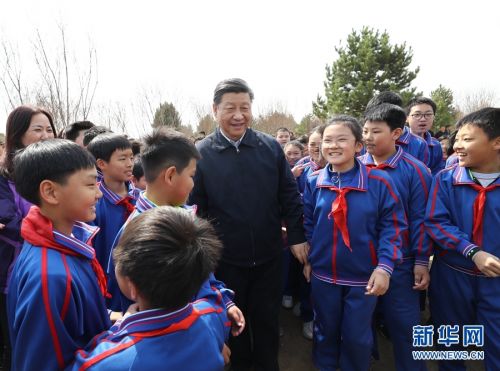 4月8日，党和国家领导人习近平、栗战书、汪洋、王沪宁、赵乐际、韩正、王岐山等来到北京市通州区永顺镇参加首都义务植树活动。这是习近平同少先队员在一起。 新华社记者 鞠鹏 摄