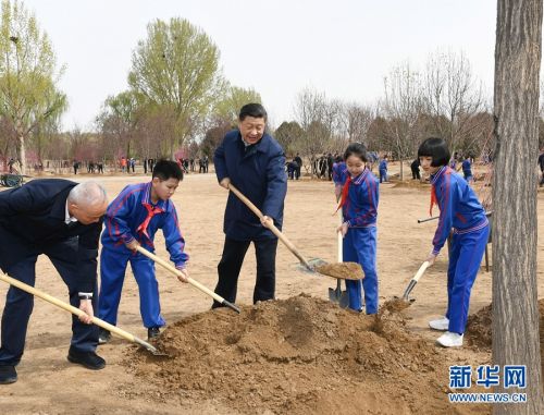 　4月8日，党和国家领导人习近平、栗战书、汪洋、王沪宁、赵乐际、韩正、王岐山等来到北京市通州区永顺镇参加首都义务植树活动。这是习近平同大家一起植树。 新华社记者 谢环驰 摄