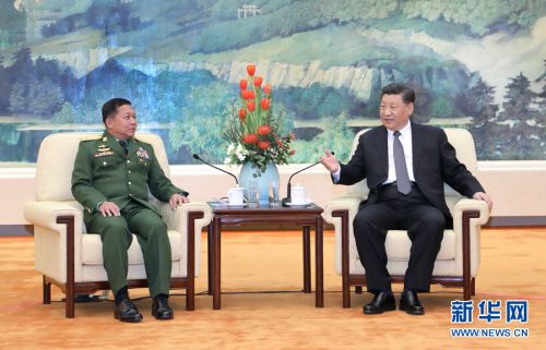 4月10日，国家主席习近平在北京人民大会堂会见来华访问的缅甸国防军总司令敏昂莱。新华社记者 李刚 摄