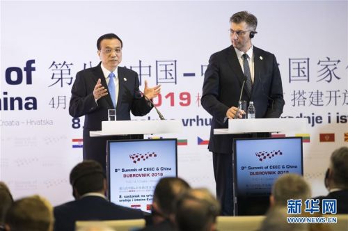当地时间4月12日中午，国务院总理李克强在杜布罗夫尼克出席第八次中国－中东欧国家领导人会晤后，同东道国克罗地亚总理普连科维奇共同会见记者。 新华社记者 黄敬文 摄
