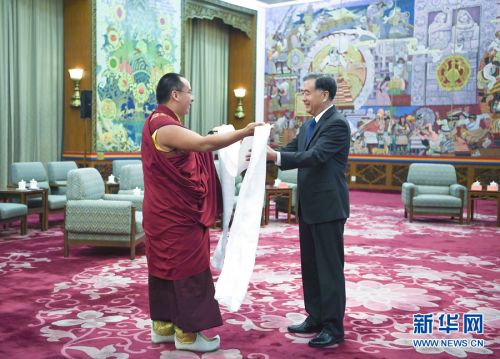 5月5日，中共中央政治局常委、全国政协主席汪洋在北京人民大会堂亲切接见第十一世班禅额尔德尼·确吉杰布。这是班禅向汪洋敬献哈达。 新华社记者 张领 摄