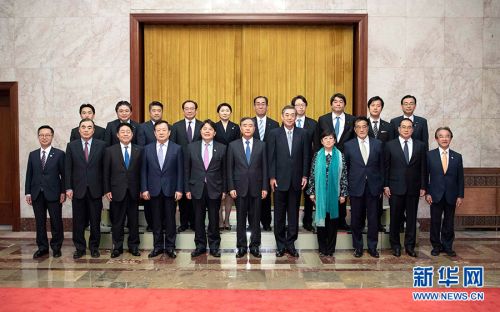 5月5日，中共中央政治局常委、全国政协主席汪洋在北京人民大会堂会见以林芳正为团长的日本日中友好议员联盟代表团。 新华社记者 李涛 摄