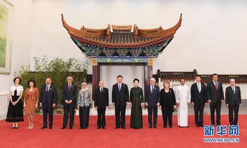 　5月14日，国家主席习近平和夫人彭丽媛在北京人民大会堂举行宴会，欢迎出席亚洲文明对话大会的外方领导人夫妇及嘉宾。这是习近平和彭丽媛同外方领导人夫妇及嘉宾合影。 新华社记者 饶爱民 摄