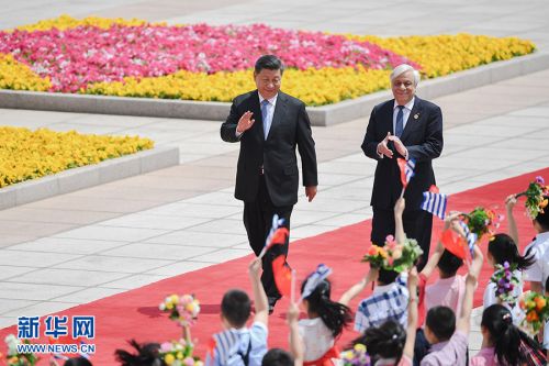 5月14日，国家主席习近平在北京人民大会堂同希腊总统帕夫洛普洛斯举行会谈。这是会谈前，习近平在人民大会堂东门外广场为帕夫洛普洛斯举行欢迎仪式。 新华社记者 燕雁 摄