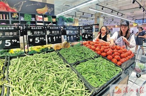 图为市民在永辉超市蔬菜区选购蔬菜。 本报记者 杨怡玲 摄