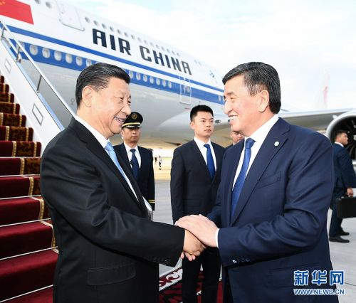 6月12日，国家主席习近平乘专机抵达比什凯克，开始对吉尔吉斯共和国进行国事访问并出席上海合作组织成员国元首理事会第十九次会议。吉尔吉斯斯坦总统热恩别科夫在舷梯旁热情迎接。 新华社记者 谢环驰 摄
