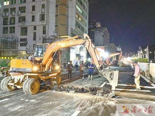 图为当晚9时，市区文献中路政协桥北幅进行桥面伸缩缝施工。 本报记者 陈斌 摄