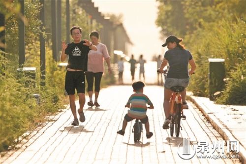 市区北滨江公园·汀洲园,傍晚近6时,锻炼的人才开始多起来,这时地面依旧反射刺眼的阳光。 市区北滨江公园·汀洲园,傍晚近6时,锻炼的人才开始多起来,这时地面依旧反射刺眼的阳光。