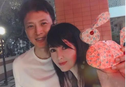 周慧敏罕见秀恩爱 po与老公倪震一起过中秋合照