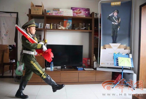 热爱 西安“国旗小子”冯楗涵每天早上坚持在家升国旗(图2)