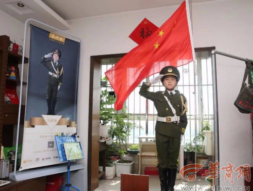 热爱 西安“国旗小子”冯楗涵每天早上坚持在家升国旗(图3)