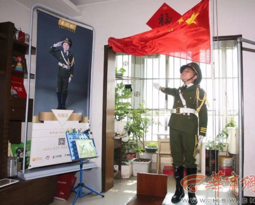 热爱 西安“国旗小子”冯楗涵每天早上坚持在家升国旗(图1)