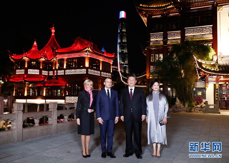 　　11月5日晚，国家主席习近平和夫人彭丽媛在上海豫园会见法国总统马克龙和夫人布丽吉特。 新华社记者 刘彬 摄