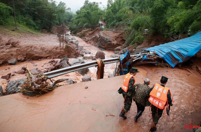 封面新闻|目睹儿女被山洪冲走 雅安74岁老人儿女仍未找到