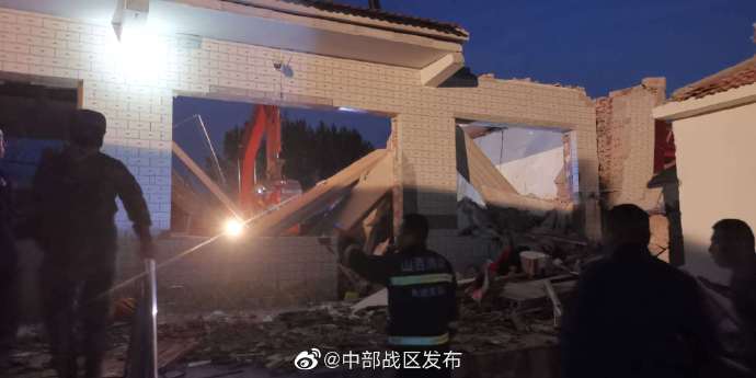 中部战区|长治沁县民房爆炸坍塌现场图一名4岁男孩获救