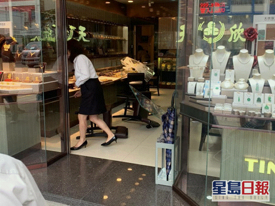 环球网|香港又发生抢劫案 3人手持大铁锤洗劫珠宝店