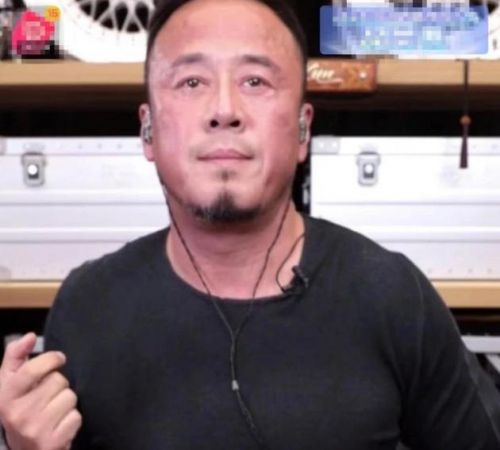  杨坤回应直播时满脸通红：三亚待了一周严重晒伤