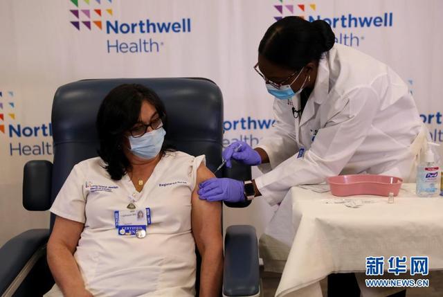 美国开始新冠疫苗接种 首批接种人群为医护人员