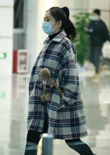 39岁谢娜官宣二胎后挺孕肚亮相 双腿却细成筷子