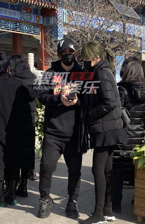赵英俊告别仪式在京举行 多明星手持小红花现身悼念