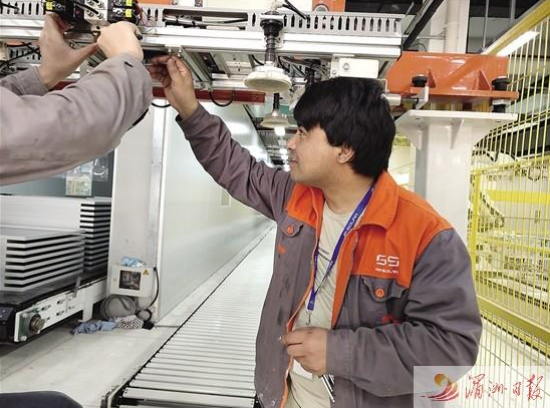 图为学到技能的李卓如今在工作上独当一面