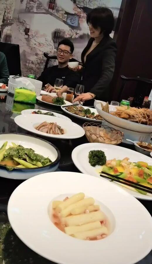  郑恺带老婆家人吃大餐 被苗苗紧盯眼神爱意十足