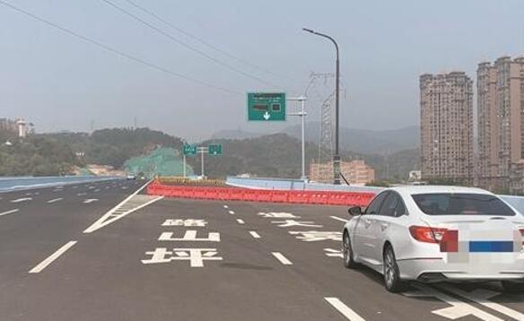 ​城东至北峰快速通道出口匝道未开通 市民常走冤枉路