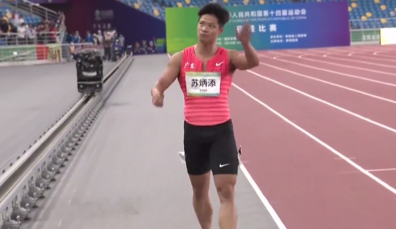 苏炳添9秒95夺冠很是激动 终于拿到个人首个全运会金牌了