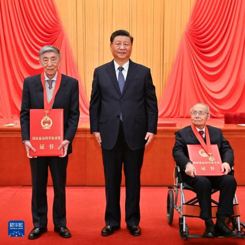 中共中央国务院隆重举行国家科学技术奖励大会          出席大会并为   高奖获得者等颁奖 李克强讲话 王沪宁出席 韩正主持