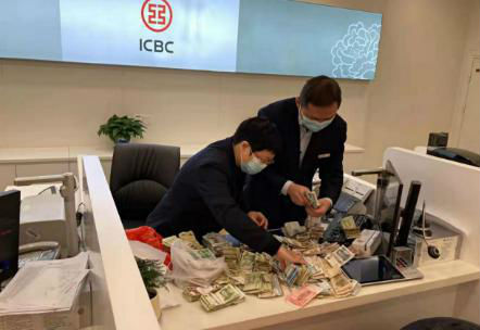 工商银行鲤城支行助力师生义卖献爱心