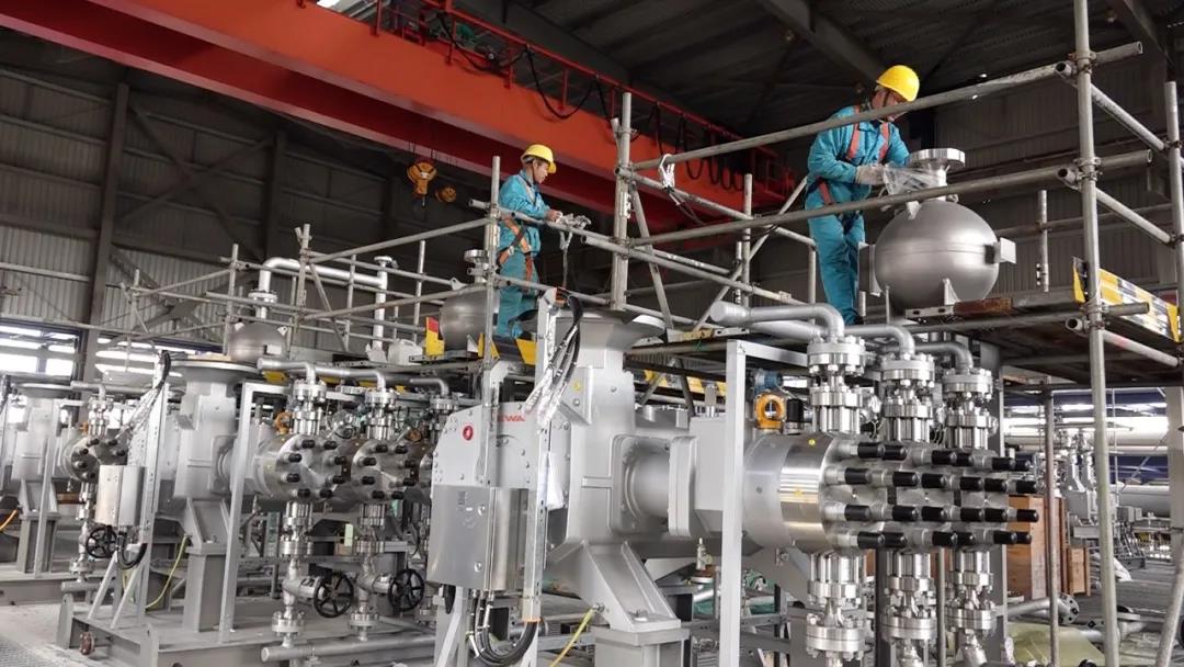 施工人员加快推进设备安装工作