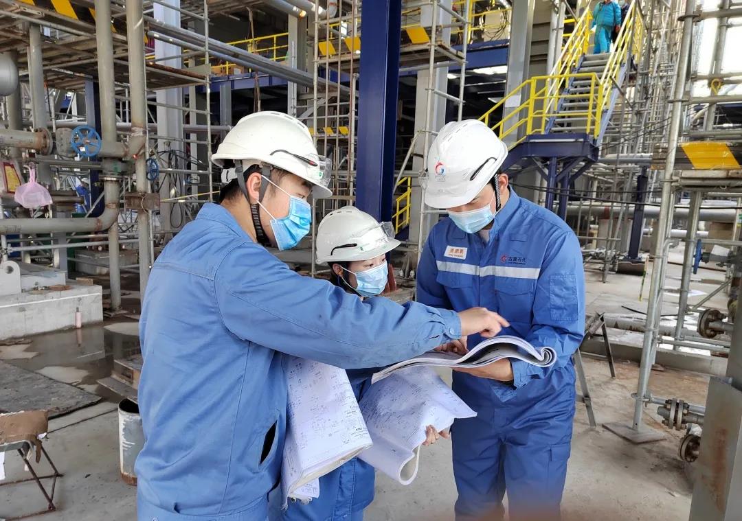 装置人员在现场熟悉流程