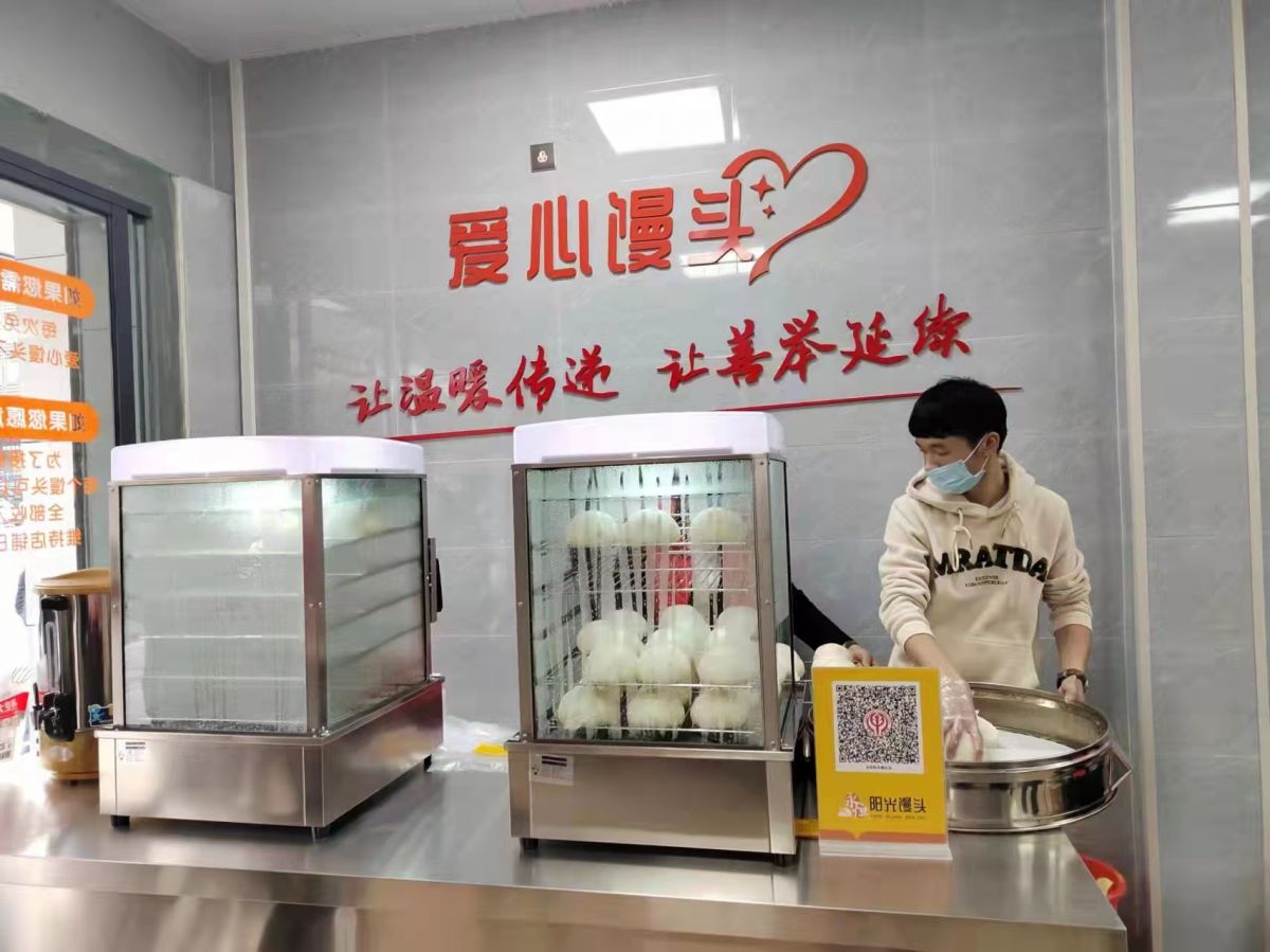店员准备给馒头加热