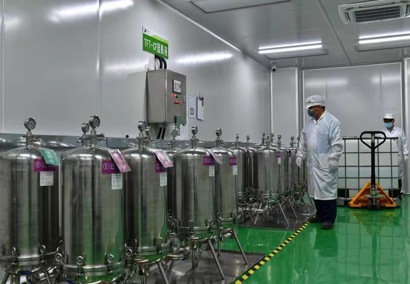 生产车间内，工人正在检查产品生产情况